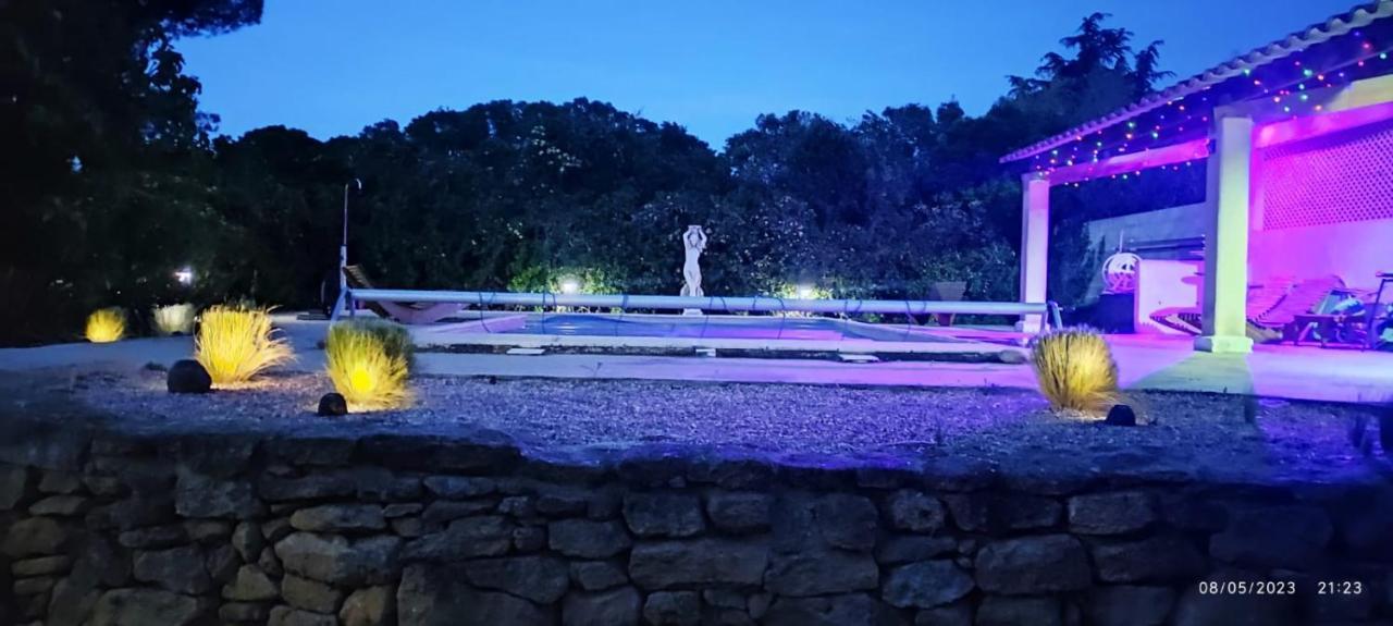 Offrez-Vous Un Sejour Dans Notre Gite A Entressen Une Grande Piscine Pour Se Rafraichir ,Un Espace De Jeux Pour Enfants Pour Des Heures De Divertissement Un Terrain De Petanque Pour Des Parties Endiablees Экстерьер фото